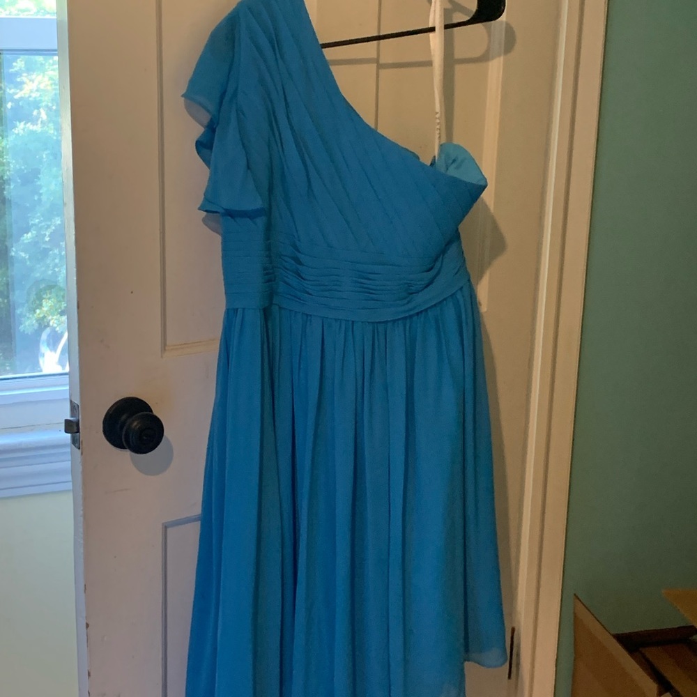 Light blue Azazie Dress size A20. One sleeve, short A shaped dress!
Smoke free